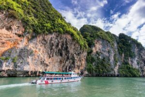 What Are the Pros and Cons of Group Tours vs. Independent Travel?